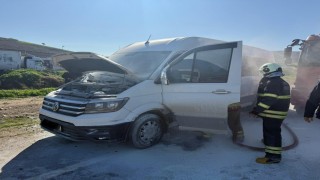 Antakyada seyir halindeki minibüste korkutan yangın