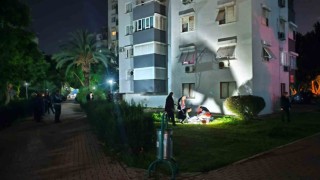 Antalyada 8inci kattan düşen yaşlı kadın hayatını kaybetti