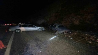 Antalyada aynı yönde giden iki otomobil çarpıştı:4 yaralı