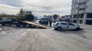 Antalyada hafif ticari araç ile otomobil kavşakta çarpıştı: 4 yaralı