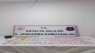 Antalyada mahalle muhtarı kumar oynatırken yakalandı
