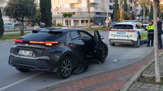 Antalyada motosiklet ile otomobil çarpıştı: 2 yaralı