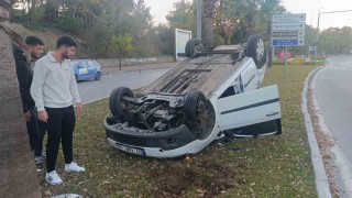 Antalyada refüje çarpıp ters dönen araçtan ayakta çıktı