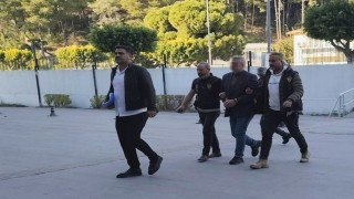 Antalyada sahibi olduğu markette tartıştığı 2 kişiyi öldüren cinayet zanlısı adliyeye sevk edildi