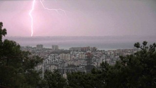 Antalyada şiddetli yağış etkili oldu, şimşekler görsel şölen oluşturdu