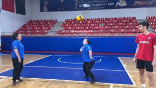 Antrenman izlemeye gelen özel bireyler kendilerini sahada buldular