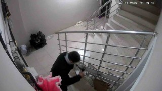 Apartmandan ayakkabı hırsızlığı kameraya yansıdı