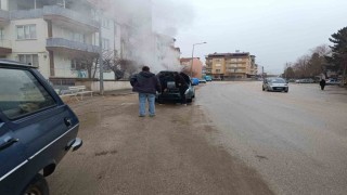 Araç yangınını vatandaşlar söndürdü