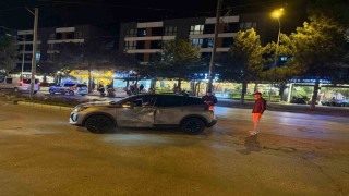 Araca yandan çarpan motosikletli yaralandı