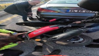 Aracın altında sıkışan motosiklet böyle çıkarıldı
