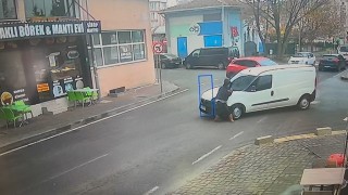 Aracın yayaya çarptığı anlar kameraya yansıdı