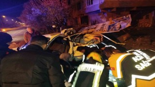 Araçta sıkışan sürücüyü itfaiye ekipleri kurtardı