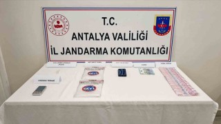 Araçta yapılan aramada 1 kilo 185 gram metamfetamin ele geçirdi