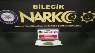 Aranan şahıs üzerinde uyuşturucuyla yakalandı