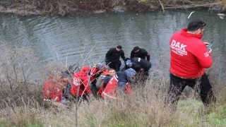 Arandığı yerden 2 kilometre ötede bulunan öğretmenin cenazesi otopsi için morga kaldırıldı