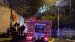 Arnavutköyde 4 katlı binanın bacasında korkutan yangın