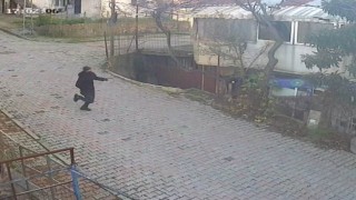 Arnavutköyde film sahnelerini aratmayan gasp: Kaçan şüpheli Ayağına sıkarım diye tehdit etti