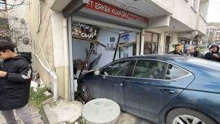 Arnavutköyde ilginç kaza: Traş olan müşteri ve berbere otomobil çarptı