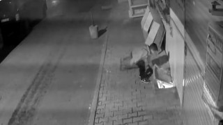 Arnavutköyde küçük çocuğun tehlikeli oyunu kamerada