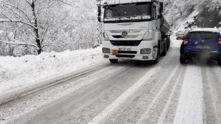Artvinde karla kaplanan yol kazaları beraberinde getirdi