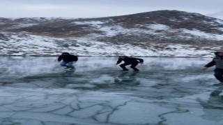 Artvinli gençler buz tutan Karagölde taş atıp test ettiler, sonra eğlendiler