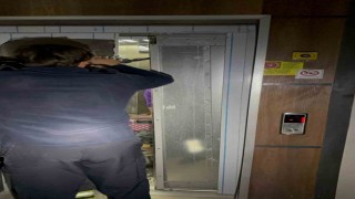 Asansörde mahsur kalan vatandaşları itfaiye kurtardı