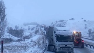 Aşkale tepebaşı mevkiinde kayan tırlar yolu kapattı