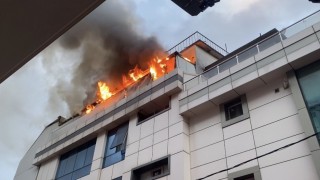 Ataşehirde otel yangını: Çatı katı alevlere teslim oldu