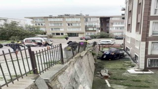 Avcılarda ehliyetsiz sürücünün kullandığı otomobil apartmanın bahçesine uçtu: 2 yaralı
