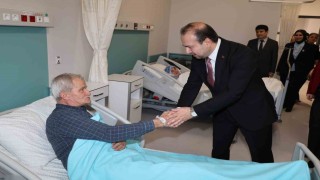 Aydın İl Sağlık Müdürü Şenkul, hastanenin ilk yatan hastaları ile bir araya geldi