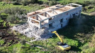 Ayvacıkta 66 kaçak yapı yıkıldı