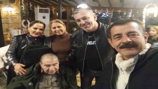 Ayvalıklı sanatçılar Kocabıyık ve Özalpten yaşlılara erken yeni yıl kutlaması