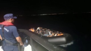 Ayvalıkta 23 göçmen sahil güvenlik ekiplerinden kaçamadı