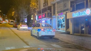 Bacağına saplanan bıçağı çıkartıp karşısındaki kişiyi ağır yaraladı