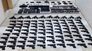 Bagajdan silah deposu gibi 90 adet ruhsatsız tabancı çıktı