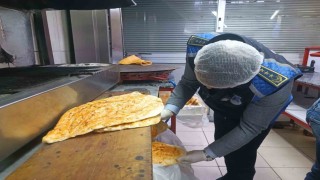 Baharatın içine bozulmasın diye bırakılan çiğ et, zabıta ekiplerini şaşırttı