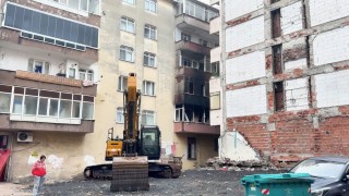 Bahçelievlerde 6 katlı binada yangın çıktı, içeride mahsur kalanları itfaiye kurtardı