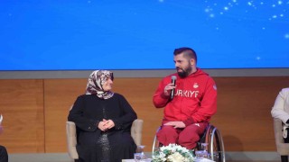 Bakan Bak şampiyon sporcuların anneleri ile bir araya geldi