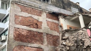 Balçovada kentsel dönüşüm yıkımı: Komşu binada hasar oluştu