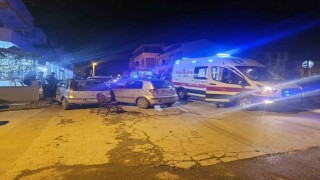 Balıkesirde kavşakta 3 araç kaza yaptı