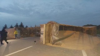 Bandırma-Susurluk karayolunda TIR devrildi: Yol bir süre trafiğe kapandı