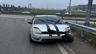 Bariyere çarpan otomobildeki 2 kişi yaralandı