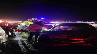 Bariyere vurup savrulan araca çarptı: 4 yaralı