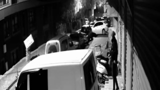Başakşehirde apartmandan kendi eşyasını alıyormuş gibi yapan hırsız kamerada