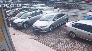 Başakşehirde bankadan para çeken iş adamına soygun girişimi kamerada