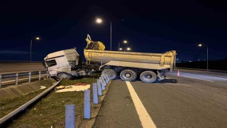 Başakşehirde hafriyat kamyonu bariyere girdi: 1 ağır yaralı