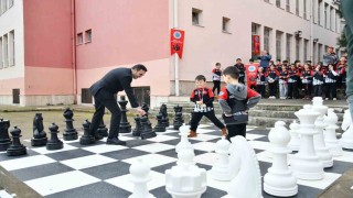 Başiskelede ilkokul bahçesine satranç sahası kuruldu