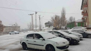 Başkale beyaza bürüdü