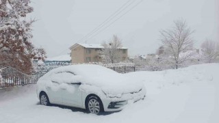 Başkalede araçlar kara gömüldü: 11 yerleşim yerinin yolu ulaşıma kapandı