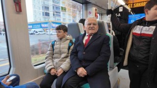 Başkan Büyükkılıç tramvaya bindi, yolcularla sohbet etti